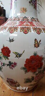 Grand vase chinois Fleurs exotiques et papillons Céramique de JINGDEZHEN