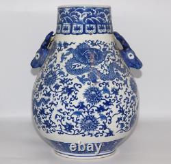 Grand vase chinois ancien à motif de dragon et lotus en bleu et blanc, marqué Qianlong, signé