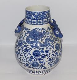 Grand vase chinois ancien à motif de dragon et lotus en bleu et blanc, marqué Qianlong, signé