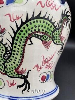 Grand vase chinois avec couvercle décoré de dragon et de grues, poignées d'éléphant