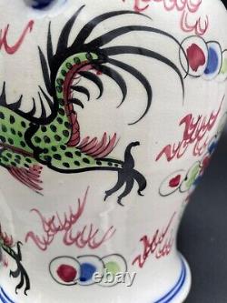 Grand vase chinois avec couvercle décoré de dragon et de grues, poignées d'éléphant