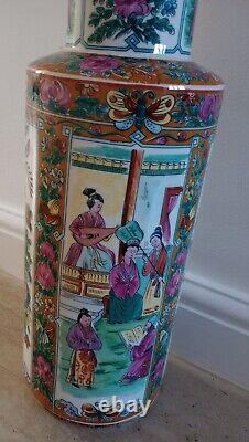 Grand vase chinois sur pied mesurant 47 cm de hauteur.