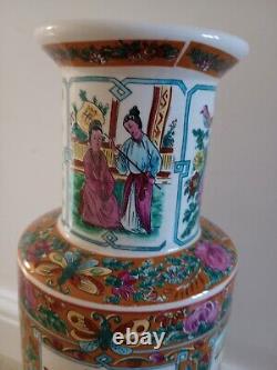 Grand vase chinois sur pied mesurant 47 cm de hauteur.