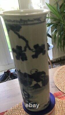 Grand vase cylindrique chinois bleu et blanc de qualité supérieure du 19ème siècle