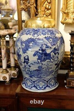 Grand vase de temple en porcelaine chinoise ancienne avec des figures et des chevaux Qing