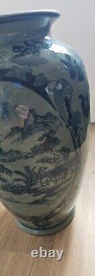 Grand vase en porcelaine ancien peint à la main, de style asiatique. Estampillé 'Fabriqué en Chine'.