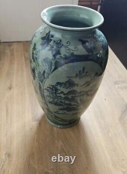 Grand vase en porcelaine ancien peint à la main, de style asiatique. Estampillé 'Fabriqué en Chine'.