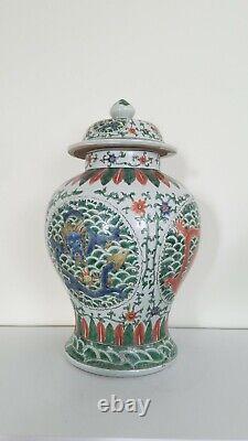 Grand vase en porcelaine avec couvercle de style Dragon dans un grand temple chinois en style Wucai