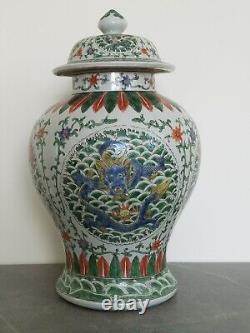 Grand vase en porcelaine avec couvercle de style Dragon dans un grand temple chinois en style Wucai