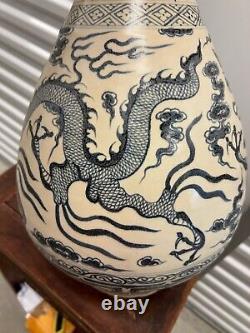 Grand vase en porcelaine chinoise ancienne aux motifs de dragon bleu et blanc. Période Yuan