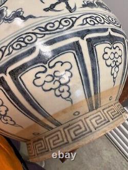 Grand vase en porcelaine chinoise ancienne aux motifs de dragon bleu et blanc. Période Yuan
