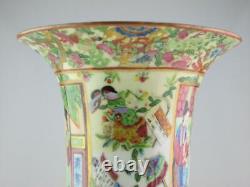 Grand vase en porcelaine chinoise ancienne du XIXe siècle, époque de la dynastie Qing, vers 1880, à décor de famille rose.