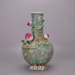 Grand vase en porcelaine chinoise antique Qing de la famille Rose en forme de pêche globulaire asiatique