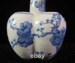 Grand vase en porcelaine chinoise antique bleu et blanc à cinq tubes de lotus KangXi