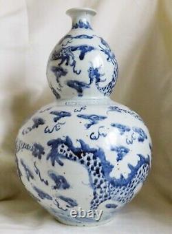 Grand vase en porcelaine de gourde chinoise antique bleu et blanc lourd et peint à la main