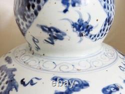 Grand vase en porcelaine de gourde chinoise antique bleu et blanc lourd et peint à la main