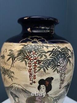 Grand vase en porcelaine peinte à la main de style Satsuma japonais avec fond bleu cobalt.