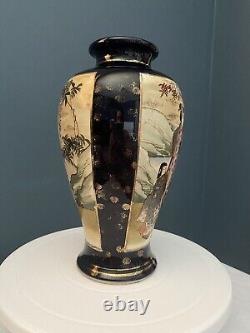 Grand vase en porcelaine peinte à la main de style Satsuma japonais avec fond bleu cobalt.