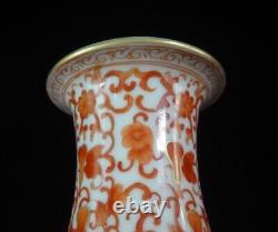 Grand vase en porcelaine rouge avec peinture à la main de grandes fleurs chinoises antique, marqué QianLong