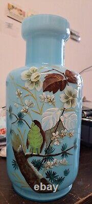 Grand vase opaline bleu de style Art Nouveau avec un oiseau et des fleurs blanches en forme de-