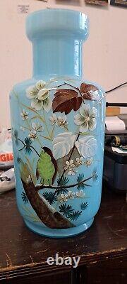 Grand vase opaline bleu de style Art Nouveau avec un oiseau et des fleurs blanches en forme de-