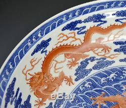 Grande Assiette De Chargeur De Porcelaine Antique Chinoise Qing Coral Dragon Bleu Et Blanc