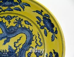 Grande Assiette En Porcelaine De Dragon Bleu Moulue Jaune De Style Chinois Ming