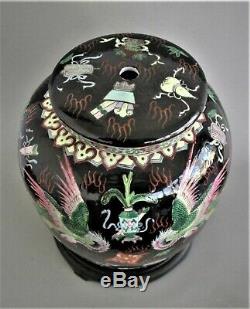 Grande Famille Chinoise Noire Pot En Porcelaine Ou En Vase Avec Couvercle Sur Bois Les Stands Signed