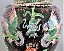 Grande Famille Chinoise Noire Pot En Porcelaine Ou En Vase Avec Couvercle Sur Bois Les Stands Signed
