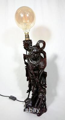 Grande Lampe Chinoise Ancienne Sculptée avec Divinité et Chien, Racine de Bois no 2 vers les années 1920