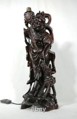 Grande Lampe Chinoise Ancienne Sculptée avec Divinité et Chien, Racine de Bois no 2 vers les années 1920