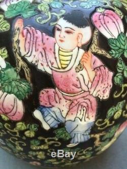 Grande Paire De Noir Chinois En Porcelaine Ginger Jars Avec Les Figures Du Couvercle Et Fleurs