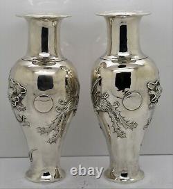 Grande Paire De Vases Dragon & Phoenix En Argent Massif Chinese Export. Signé C1900