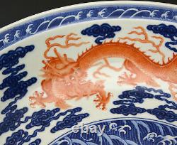 Grande Plaque Antique Chinoise Chinoise De Chargeur De Dragon De Corail De Qing Et De Porcelaine Blanche
