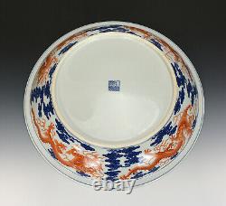 Grande Plaque Antique Chinoise Chinoise De Chargeur De Dragon De Corail De Qing Et De Porcelaine Blanche