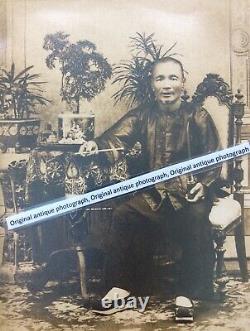 Grande Vieille Photographie Victorienne Cabinet De L'homme Chinois En Robe Fumant Opium