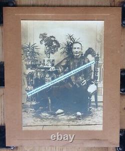 Grande Vieille Photographie Victorienne Cabinet De L'homme Chinois En Robe Fumant Opium
