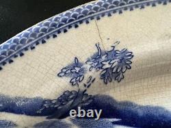 Grande assiette en porcelaine chinoise de Canton du XVIIIe siècle, antique à motifs bleus et blancs.