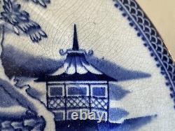 Grande assiette en porcelaine chinoise de Canton du XVIIIe siècle, antique à motifs bleus et blancs.