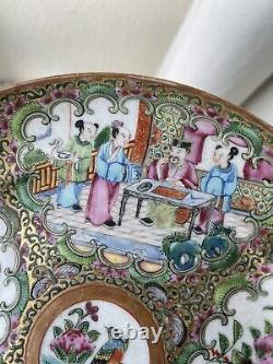 Grande assiette en porcelaine de Canton 'Famille Rose' de l'époque des années 1870, dessin spécial et rare