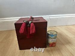 Grande boîte chinoise en bois laqué rouge avec pompons anciens