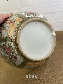 Grande bol à punch chinois en porcelaine de Canton, Famille Rose, du 19e siècle, 13,5 pouces, en état moyen.