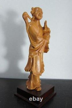 Grande figure féminine en bois dur finement sculpté de Chine, sur socle antique, du XXe siècle.