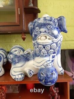 Grande paire de statues de chien Foo bleu et blanc de style vintage