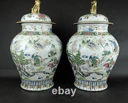Grande paire de vases balustres chinois anciens en Famille Rose du 19ème siècle avec des figures de chasseurs.