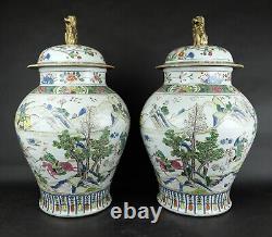 Grande paire de vases balustres chinois anciens en Famille Rose du 19ème siècle avec des figures de chasseurs.
