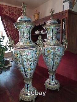 Grande paire de vases en porcelaine bleue avec des chérubins en bronze 1885 79cm