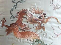 Grande panneau de soie brodée chinoise antique de l'école Yue représentant un dragon phénix