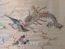 Grande panneau de soie brodée chinoise antique de l'école Yue représentant un dragon phénix