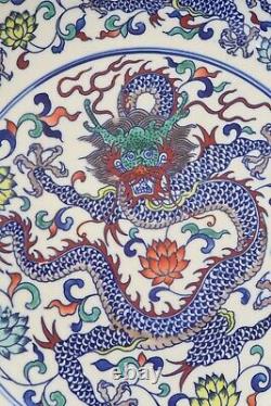 Grande porcelaine chinoise de 37,5 cm avec support - Marque bleue Qianlong à cinq griffes Dragon
